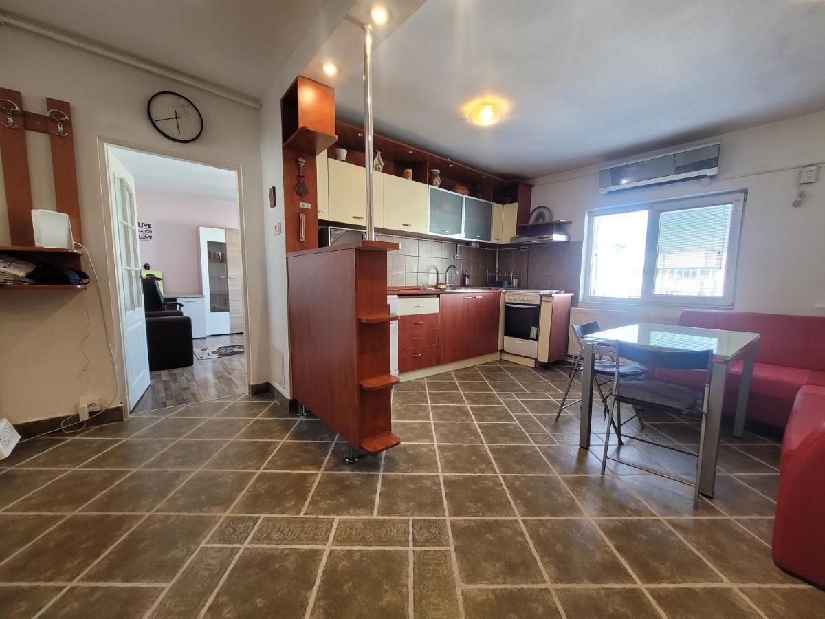 Quiet, Relaxing, Family Friendly Appartamento Bucarest Esterno foto