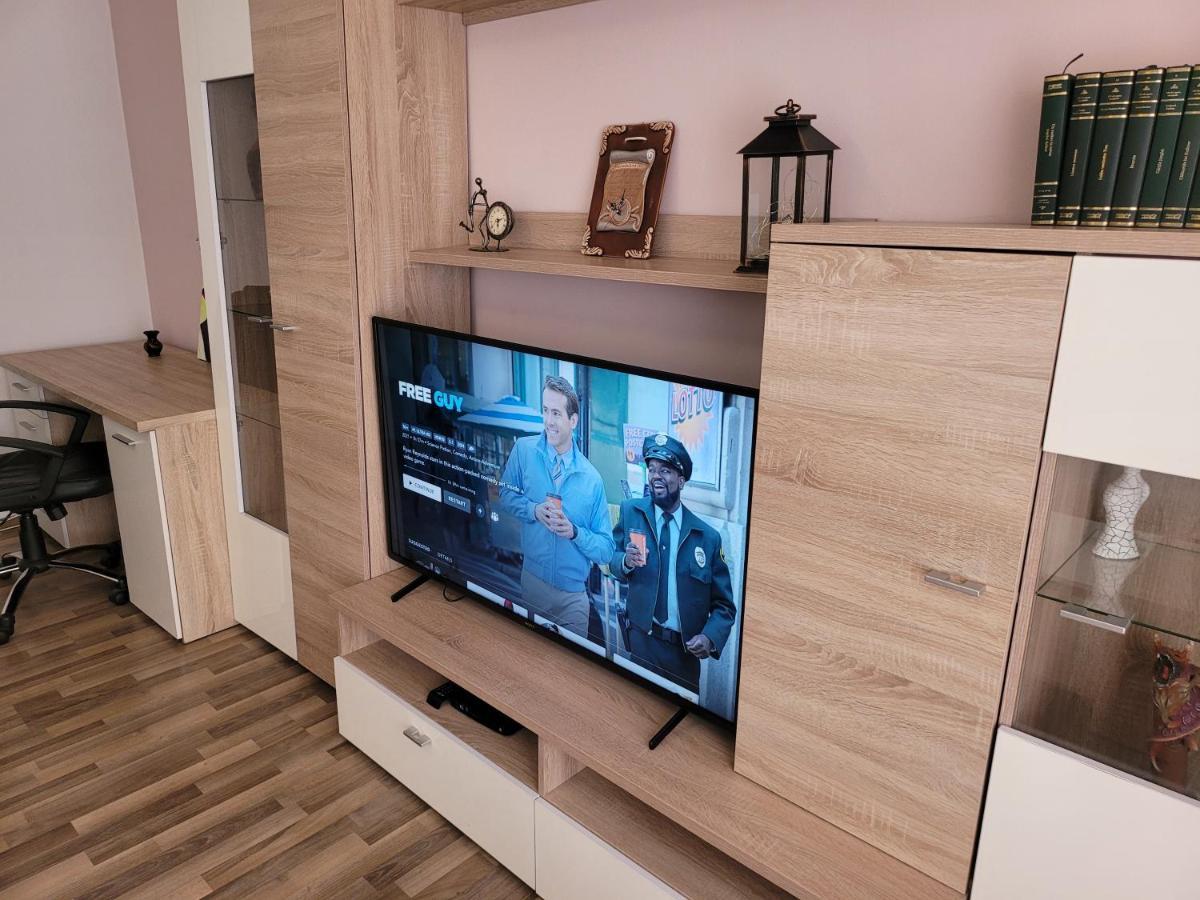 Quiet, Relaxing, Family Friendly Appartamento Bucarest Esterno foto