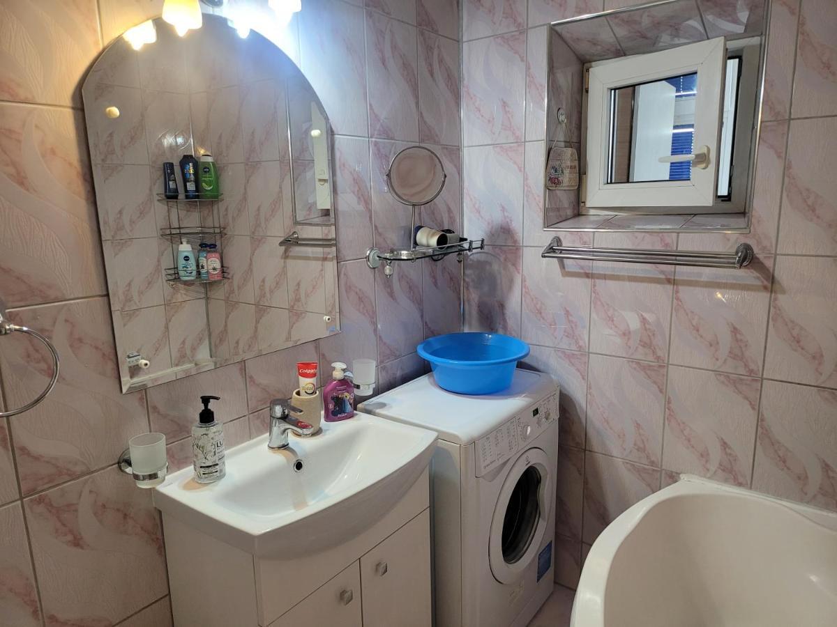 Quiet, Relaxing, Family Friendly Appartamento Bucarest Esterno foto